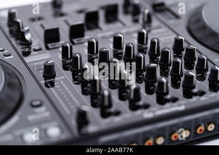 Cavo per collegare professional controller midi DJ al mixer audio.Concerto attrezzature per home party.disc jockey tecnologia per mixare brani musicali digitali Foto Stock