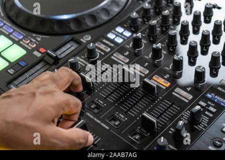 Cavo per collegare professional controller midi DJ al mixer audio.Concerto attrezzature per home party.disc jockey tecnologia per mixare brani musicali digitali Foto Stock