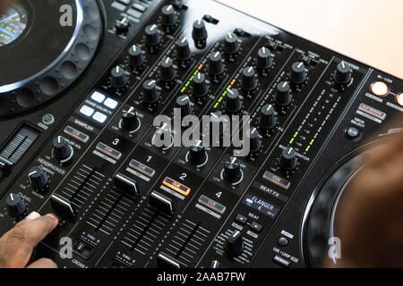Cavo per collegare professional controller midi DJ al mixer audio.Concerto attrezzature per home party.disc jockey tecnologia per mixare brani musicali digitali Foto Stock