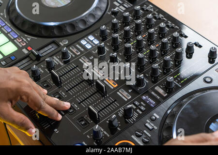Cavo per collegare professional controller midi DJ al mixer audio.Concerto attrezzature per home party.disc jockey tecnologia per mixare brani musicali digitali Foto Stock