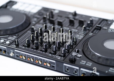 Cavo per collegare professional controller midi DJ al mixer audio.Concerto attrezzature per home party.disc jockey tecnologia per mixare brani musicali digitali Foto Stock