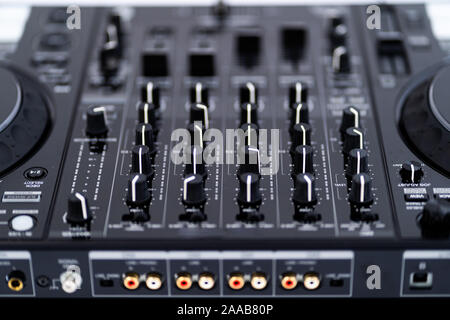 Cavo per collegare professional controller midi DJ al mixer audio.Concerto attrezzature per home party.disc jockey tecnologia per mixare brani musicali digitali Foto Stock