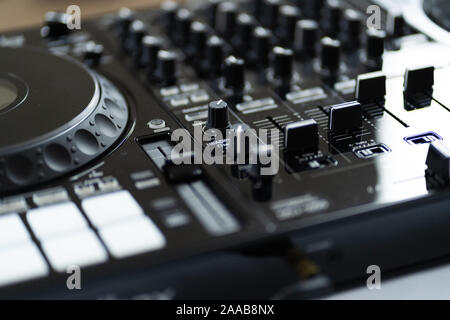 Cavo per collegare professional controller midi DJ al mixer audio.Concerto attrezzature per home party.disc jockey tecnologia per mixare brani musicali digitali Foto Stock