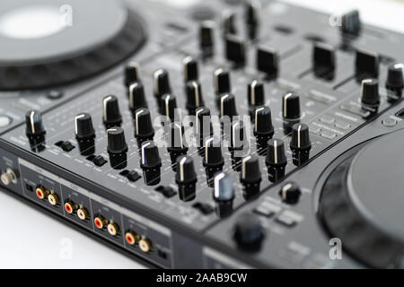 Cavo per collegare professional controller midi DJ al mixer audio.Concerto attrezzature per home party.disc jockey tecnologia per mixare brani musicali digitali Foto Stock