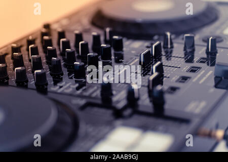 Cavo per collegare professional controller midi DJ al mixer audio.Concerto attrezzature per home party.disc jockey tecnologia per mixare brani musicali digitali Foto Stock