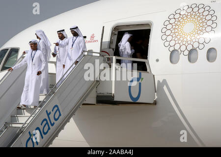 Dubai, Emirati Arabi Uniti. Xix Nov, 2019. I visitatori sulla porta di ingresso nell'Emirates Boeing 777-300ER jetliner con il logo di Dubai Expo 2020, durante il terzo giorno del Dubai International-2019 Airshow. Credito: SOPA Immagini limitata/Alamy Live News Foto Stock