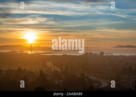 Tramonto su Oakland e San Francisco Foto Stock