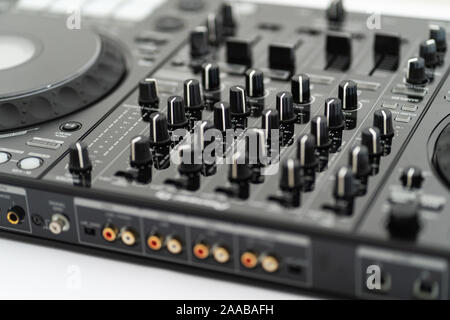 Cavo per collegare professional controller midi DJ al mixer audio.Concerto attrezzature per home party.disc jockey tecnologia per mixare brani musicali digitali Foto Stock