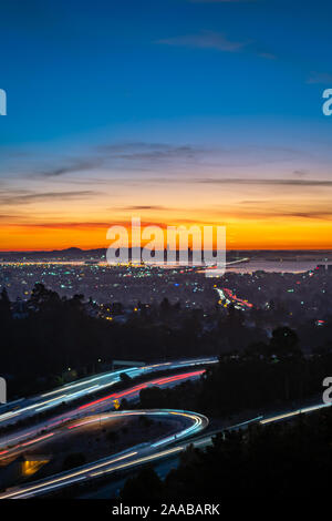 Tramonto su Oakland e San Francisco Foto Stock