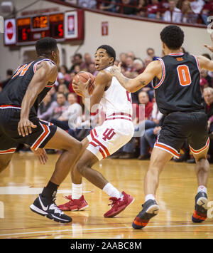 Bloomington, Indiana, Stati Uniti d'America. Xx Nov, 2019. Indiana Hoosiers guard ARMAAN FRANKLIN (2) cerca un compagno di squadra tra Princeton Tigers centro ARIRIGUZOH RICHMOND (34) e la protezione JAELIN LLEWELLYN (0) nel primo semestre in Assembly Hall. FRANKLIN ha avuto 4 punti per il Hoosiers. Credito: Rodney Margison/ZUMA filo/Alamy Live News Foto Stock