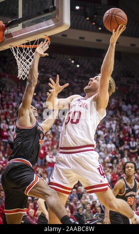 Bloomington, Indiana, Stati Uniti d'America. Xx Nov, 2019. Indiana Hoosiers center JOEY BRUNK (50) spara su Princeton Tigers centro ARIRIGUZOH RICHMOND (34) nella seconda metà a Assembly Hall. Led BRUNK il Hoosiers con 16 punti. Credito: Rodney Margison/ZUMA filo/Alamy Live News Foto Stock