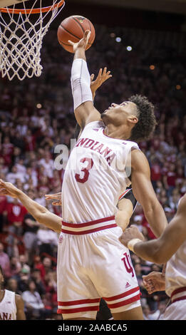 Bloomington, Indiana, Stati Uniti d'America. Xx Nov, 2019. Indiana Hoosiers avanti Justin Smith (3) raggiunge per un rimbalzo nel secondo semestre in Assembly Hall. Credito: Rodney Margison/ZUMA filo/Alamy Live News Foto Stock