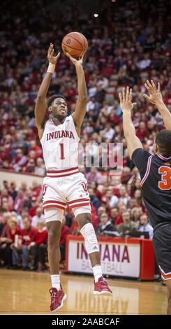 Bloomington, Indiana, Stati Uniti d'America. Xx Nov, 2019. Indiana Hoosiers la guardia al DURHAM spara una jump shot su Princeton Tigers avanti ELIA BARNES nel primo semestre in Assembly Hall. DURHAM aveva 6 punti nel gioco. Credito: Rodney Margison/ZUMA filo/Alamy Live News Foto Stock