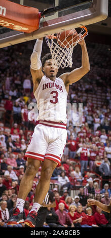 Bloomington, Indiana, Stati Uniti d'America. Xx Nov, 2019. Indiana Hoosiers avanti Justin Smith (3) schiacciate la sfera alla fine di un alley oop da Al Durham nella seconda metà a Assembly Hall. SMITH ha segnato 14 punti nel gioco. Credito: Rodney Margison/ZUMA filo/Alamy Live News Foto Stock