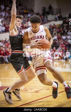 Bloomington, Indiana, Stati Uniti d'America. Xx Nov, 2019. Indiana Hoosiers avanti Justin Smith (3) trascina verso la benna contro il Princeton Tigers guard MAX JOHNS (4) nella seconda metà a Assembly Hall. Credito: Rodney Margison/ZUMA filo/Alamy Live News Foto Stock