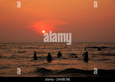 Un gruppo di persone godersi il tramonto a Malpe beach (Karnataka, India) Foto Stock