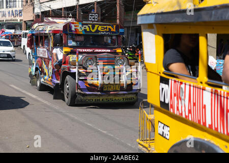 Cebu City, Filippine. Xxi Nov, 2019. A partire da gennaio 2018 il Dipartimento dei trasporti nelle Filippine hanno avviato un'iniziativa per rimuovere il vecchio iconico Jeepney veicoli che erano quindici anni dalle strade come parte del governo di trasporto programma di modernizzazione. In una recente dichiarazione dell'DOTr tuttavia questa è stata rilassata dovuta principalmente alle denunce da parte di operatori di Jeepney essendo in grado di permettersi di aggiornamenti o di acquistare moderne unità.i vecchi veicoli sarà ora in grado di funzionare solo se sono in grado di soddisfare il controllo tecnico & test di sicurezza. Credito: galleria immagini2/Alamy Live News Foto Stock