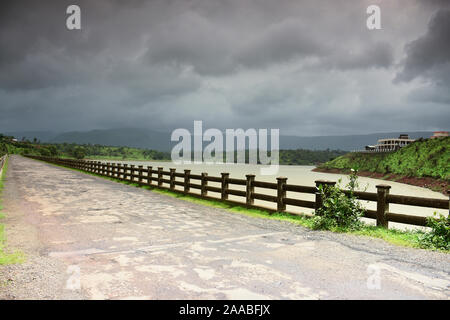 A fianco della strada Khandi Lago, Kanhe, Maval, Maharastra, India Foto Stock