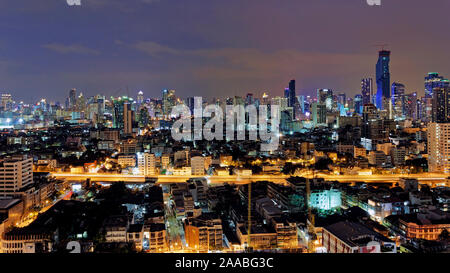 Paesaggio notturno di Bangkok, vista dal fiume Foto Stock