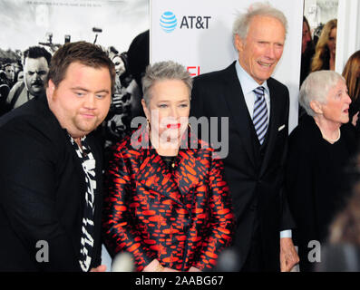 Hollywood, California, Stati Uniti d'America xx novembre 2019 attore Paolo Walter Hauser, attrice Kathy Bates, regista/produttore Clint Eastwood e Barbara 'Bobi' Jewell frequentare AFI FEST 2019 presentato da Audi 'Richard Jewell' World Premiere di Gala per screening su Novembre 20, 2019 a TCL Teatro Cinese a Hollywood, California, Stati Uniti d'America. Foto di Barry re/Alamy Live News Foto Stock