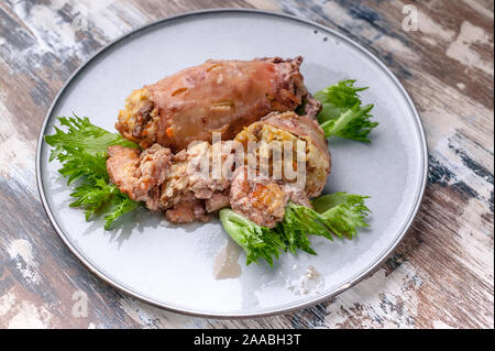 Calamari ripieni di verdure. Ricette di cucina mediterranea. Dieta Ketogenic Foto Stock