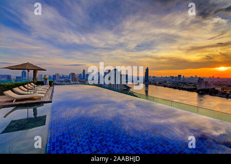 Sunrise, Avani Bangkok Riverside Hotel, piscina Infinity Foto Stock