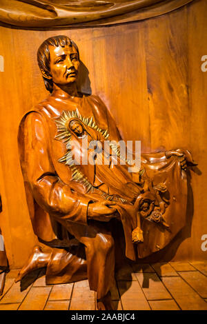 Juan Diego rivelando Guadalupe statua lignea di San Fernando Cathedral San Antonio Texas. Vergine Maria apparve al contadino messicano a metà 1500s. Foto Stock