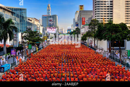 Bangkok Ratchaprasong, Massa Alms dando cerimonia (12600 monaci) Foto Stock
