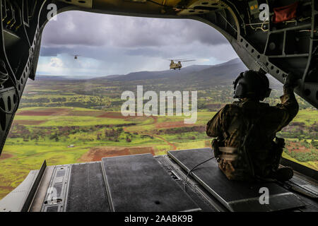 Stati Uniti Esercito elicotteri Chinook assegnato all'Hillclimbers del 3° Battaglione, XXV Reggimento aviazione fornire inter-isola di truppa di supporto di sollevamento a seconda della brigata di fanteria contro i soldati del Team oltre le isole hawaiane, nov. 16, 2019. Il venticinquesimo cabina è il solo combattere la Brigata Aerea nel Pacifico, con il compito di fornire sostegno per gli Stati Uniti Indo-pacifico comando, il più antico e più grande combattente geografica il comando dell'esercito. (U.S. Esercito foto di Spc. Geoff Cooper) Foto Stock