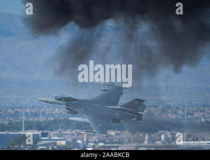 Un F-16 Fighting Falcon assegnato a 422il test e la valutazione del squadron esegue una manovra di aria durante la nazione di aviazione 2019 alla Nellis Air Force Base in Nevada, nov. 16, 2019. In un combattimento aereo ruolo, F-16's manovrabilità e combattere il raggio superiore a quello di tutte le minacce potenziali degli aerei da caccia. (U.S. Air Force foto di Airman 1. Classe Bryan Guthrie) Foto Stock