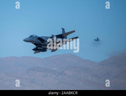 Un F-15E Strike Eagle assegnato al 422rd il test e la valutazione effettua una manovra di aria durante la nazione di aviazione 2019 alla Nellis Air Force Base in Nevada, nov. 16, 2019. F-15's una manovrabilità superiore e accelerazione sono raggiunti attraverso la sua elevata spinta del motore a rapporto in peso e basso carico alare. (U.S. Air Force foto di Airman 1. Classe Bryan Guthrie) Foto Stock