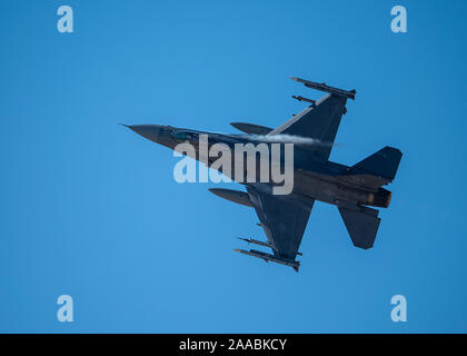 Un F-16 Fighting Falcon assegnato a 422il test e la valutazione del squadron esegue una manovra di aria durante la nazione di aviazione 2019 air show alla Nellis Air Force Base in Nevada, nov. 16, 2019. Poiché sett. 11, 2001, il F-16 è stata una componente importante della lotta contro forze impegnate per la guerra al terrorismo battenti migliaia di sortite a sostegno di operazioni Noble Eagle, Enduring Freedom in Afghanistan e di Iraqi Freedom. (U.S. Air Force foto di Airman 1. Classe Bryan Guthrie) Foto Stock