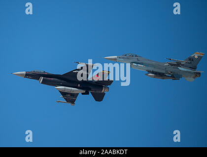 Due F-16 Fighting Falcon jet fighter assegnato al sessantaquattresimo Aggressor Squadron (AGRS) eseguire manovre aeree durante la nazione di aviazione 2019 air show alla Nellis Air Force Base in Nevada, nov. 16, 2019. 64Th AGRS prepara Combat Air Force, giunto e allied personale di volo per domani le vittorie attraverso impegnativo, minaccia realistica replica, formazione, supporto di prova, accademici e feedback. (U.S. Air Force foto di Airman 1. Classe Bryan Guthrie) Foto Stock