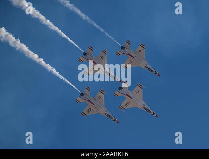 Un quattro-nave formazione di F-16 Fighting Falcon jet fighter assegnati per gli Stati Uniti Air Force aria squadrone di dimostrazione "Thunderbirds" eseguire manovre aeree durante la nazione di aviazione 2019 air show alla Nellis Air Force Base in Nevada, nov. 16, 2019. Ogni anno, da metà marzo a metà novembre I Thunderbirds sono sulla strada, la pianificazione e la presentazione di precisione dimostrazioni di antenna a circa 30 località. (U.S. Air Force foto di Airman 1. Classe Bryan Guthrie) Foto Stock