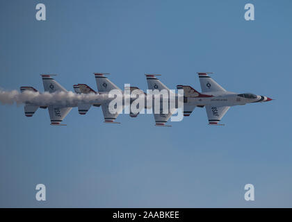 Quattro F-16 Fighting Falcon jet fighter assegnati per gli Stati Uniti Air Force aria squadrone di dimostrazione "Thunderbirds" eseguire manovre aeree durante la nazione di aviazione 2019 air show alla Nellis Air Force Base in Nevada, nov. 16, 2019. Il Thunderbirds hanno la responsabilità di eseguire per le persone in tutto il mondo, visualizzando l'orgoglio, la precisione e la professionalità di American aviatori e la US Air Force. (U.S. Air Force foto di Airman 1. Classe Bryan Guthrie) Foto Stock