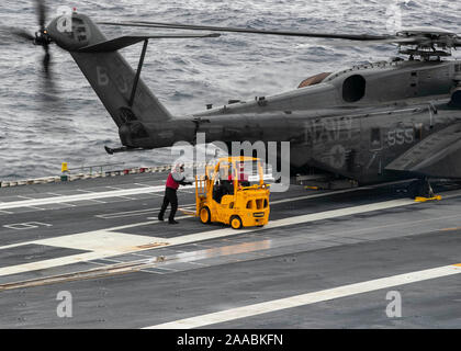 Oceano atlantico (nov. 18, 2019) velisti assegnati alla USS Gerald Ford (CVN 78) aria dipartimento preparare la rimozione delle apparecchiature da un MH-53E mare Dragon, attaccato all'avanguardia di elicottero di contromisure Mine Squadron (HM) 14, su Ford del ponte di volo. Ford è attualmente in corso la conduzione di una indipendente esercizio di cottura a vapore. (U.S. Foto di Marina di Massa lo specialista di comunicazione 2a classe Ryan Seelbach) Foto Stock