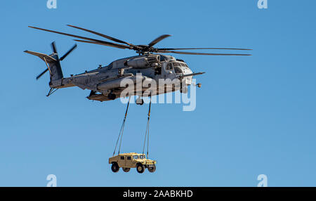 Un U.S. Marine Corps CH-53E Super Stallion elicottero assegnato al Marine Corps Air Station New River, North Carolina, porta un Humvee oltre la linea di volo durante la nazione di aviazione 2019 alla Nellis Air Force Base in Nevada, nov. 17, 2019. CH-53E ha dimostrato la sua missione primaria, che è quella di fornire Combat Assault trasporto di armi pesanti, attrezzature, forniture e truppe. (U.S. Air Force foto di Airman 1. Classe Dwane R. giovani) Foto Stock