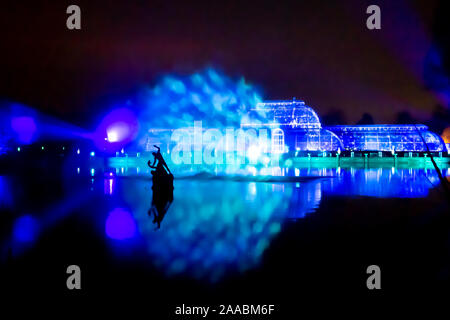 LONDON, England, Regno Unito - 04 gennaio 2019: le luci di Natale visualizzare in notturna a Kew Royal Botanic Gardens, London, Regno Unito Foto Stock