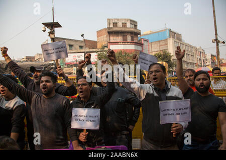 New Delhi, India. Xx Nov, 2019. Gli operatori indiani tenere cartelli come essi gridare slogan durante una manifestazione di protesta a New Delhi, India, nov. 20, 2019. Gli operatori indiani mercoledì in scena un countrywide protestare contro il leader di e-commerce giganti Amazon e Flipkart. La protesta si è svolta nei confronti di ciò che gli operatori descritto 'immorale pratiche commerciali svolte da Amazon e Flipkart. Il principale segno di protesta è stata tenuta a Sadar Bazar di Delhi la capitale indiana, dove decine di operatori in scena un sit-in di protesta. Credito: Javed Dar/Xinhua/Alamy Live News Foto Stock