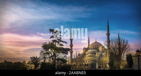 La moschea di Sultanahmet chiamato anche la Moschea Blu alley vista dall'interno e al di fuori di Istanbul, Turchia Foto Stock