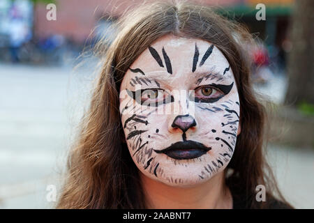 Umea, Norrland Svezia - 20 Maggio 2019: una ragazza che ha fatto un volto dipinto raffigurante un gatto durante Alidhemsdag Foto Stock