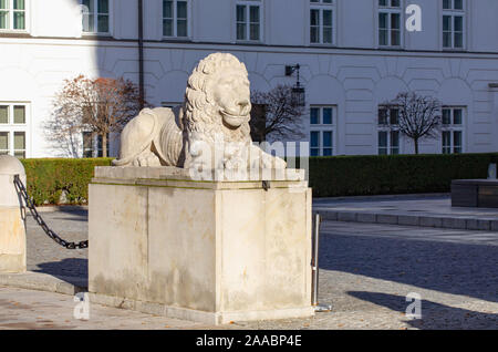 Lion scultura in parte anteriore del Presidente Palace di Varsavia (Warszawa). Vecchia architettura ricostruito nella città vecchia. Foto Stock