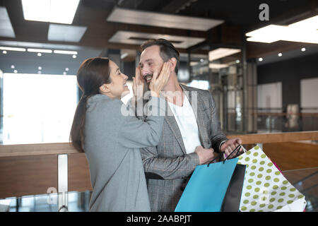 Trasmissione via IR di moglie sensazione estremamente felice dopo lo shopping con la sua amorevole uomo Foto Stock