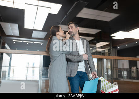 Amorevole moglie sorridente e a contatto con il naso del suo bel marito cura Foto Stock