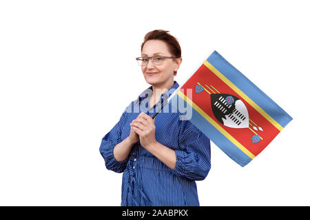 Eswatini bandiera. Donna che mantiene Eswatini bandiera. Bel ritratto di mezza età lady 40 50 anni tenendo un grande bandiera isolati su sfondo bianco. Foto Stock