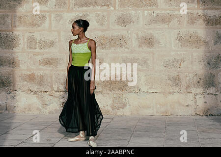 Giovane ballerino cubano balli in Old Havana , Cuba Foto Stock