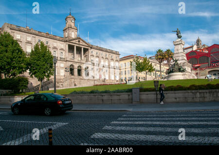 Il Portogallo, Porto, Ribeira, Jardim do Infante Dom Henrique, Enrico il Navigatore statua e Mercado Ferreira Borges Foto Stock