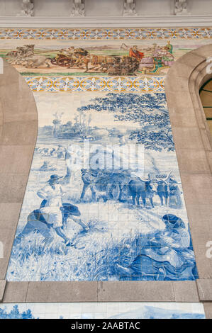 Scena di raccolto di ceramica dipinta tileworks (azulejos) sulle pareti interne della sala principale di alla Stazione Ferroviaria di Sao Bento a Porto, Portogallo Foto Stock