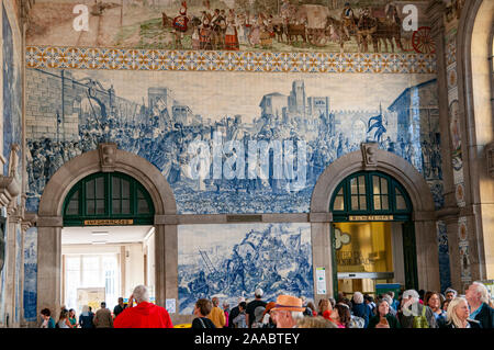 Ceramiche dipinte tileworks (azulejos) sulle pareti interne della sala principale di alla Stazione Ferroviaria di Sao Bento a Porto, Portogallo Foto Stock