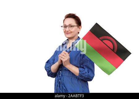 Il Malawi bandiera. Donna che mantiene il Malawi bandiera. Bel ritratto di mezza età lady 40 50 anni tenendo un grande bandiera isolati su sfondo bianco. Foto Stock